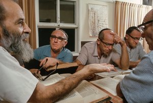 Talmoedische discussie in een kibboets door Ted Spiegel