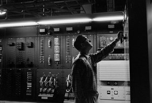 Onderhoud van telefoonapparatuur bij PacTel, ook bekend als Pacific Telephone, in Bellingham door Ted Spiegel