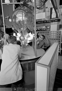 Bezoekers van de Wereldtentoonstelling van Seattle 1962 bewonderen een wetenschappelijke tentoonstelling door Ted Spiegel