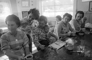 Vrouwen aan een toonbank praten tijdens het ontbijt in een diner in Oregon door Ted Spiegel