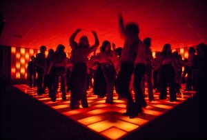 Jonge dansers in een discotheek dansen op een verlichte vloer