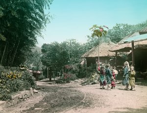 Kinderen spelen op straat op de weg naar Miyanoshita ca 1900 - 1915 (foto) door Teijiro Takagi