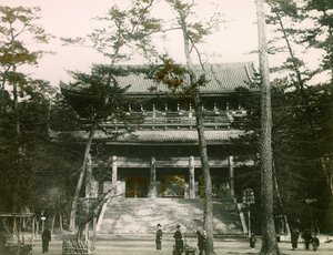 Chion-in boeddhistische tempelpoort, district Higashiyama, Kyoto, circa 1900 - 1915 (foto) door Teijiro Takagi