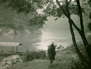 Visser bij de Hozu rivier, Arashiyama district, Kyoto circa 1900 - 1915 (foto) door Teijiro Takagi