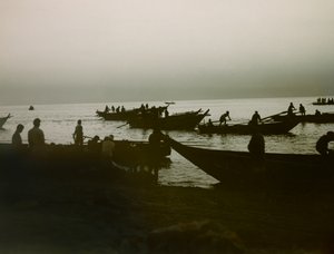 Japanse visser op zee, circa 1900 - 1915 (foto) door Teijiro Takagi