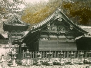 Deel van de Tosho-Gu tempel genaamd Sanjinko in Nikko, circa 1900 - 1915 (foto) door Teijiro Takagi