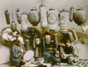 Portret van Japanse lantaarn- en parasolmaker, circa 1900 - 1915 (foto)