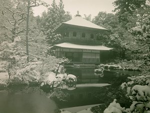 Gezicht op Ginkaku-ji onder de sneeuw in Kyoto, circa 1900 - 1915 (foto) door Teijiro Takagi
