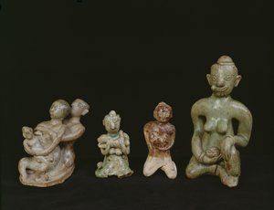 Beeldjes van een moeder en kind (terracotta) door Thai School