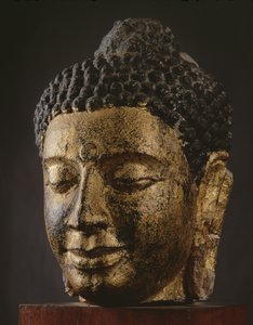 Reusachtig Boeddhahoofd met gesloten ogen, Srivijaya-stijl