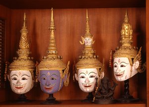 Maskers voor Khon-theater (keramiek en metaal)