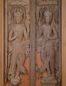 Paneel van een poort met twee Deva (hout)