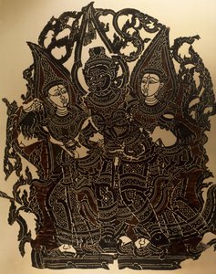 Scène uit Nang Yai schaduwpoppen theater die Dasakantha en zijn vrouwen vertegenwoordigt, gesneden leren paneel, Thailand, Thaise beschaving