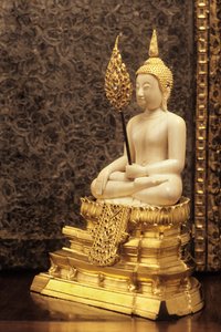 De Heer van de Overwinning (ivoor en goud) door Thai School