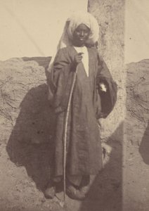 [Portret van een jonge Noord-Afrikaanse man die tegen een pilaar staat].