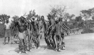 Oegandese dansers, Dodoma naar Mongalla, Oeganda, 1925-1927 door Thomas A. Glover
