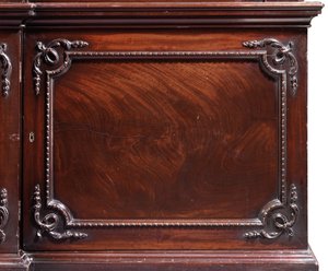 Een George III boekenkast met breekfront