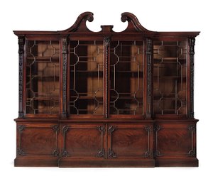 Een George III boekenkast met breekfront