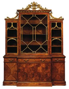 George II boekenkast met gebroken front door Thomas Chippendale