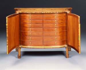 Een van een paar George III commodes door Thomas Chippendale