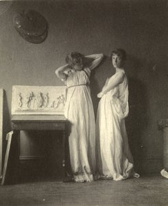 Twee vrouwelijke modellen in klassieke kostuums met Eakins