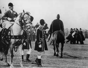 Een suffragette probeert de koning aan te vallen bij zijn aankomst om het parlement te openen, 1908