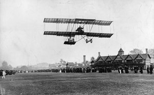 Grahame White vliegt met zijn machine vanaf de Ranelagh Club, hetzelfde jaar als de Manchester-vlucht, 1910