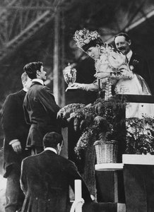 Koningin Alexandra overhandigt een speciale beker aan Dorando om zijn grote inspanning om de Olympische marathon in juli 1908 te winnen te herdenken