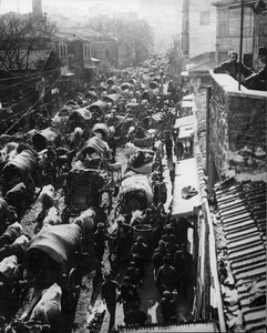 Vluchtelingen stromen Constantinopel binnen, wachtend op een schip naar Azië tijdens de Turkse Revolutie, 1909