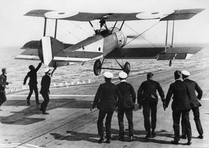 Squadron Commander Edwin Dunning landt een Sopwith Pup aan boord van HMS Furious, 2 augustus 1917