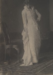 [Vrouw in witte jurk met kanten lijfje in de studio van Thomas Eakins], 1880s door Thomas Eakins