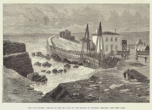 De recente stormen, doorbraak in de zeewering op het strand van Youghal, Ierland