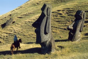 Paaseilandmonolieten genaamd moai in een vulkanisch landschap zijn oude wachters van...