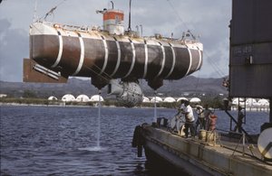 De onderzeeër Trieste, Apra Harbor, Guam, ca.1960 (foto) door Thomas J. Abercrombie