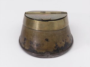 Inktpot van paardenhoef behorend tot Kapitein William Tyrwhitt Drake, Royal Horse Guards, ca.1829