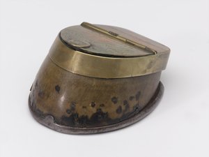 Inktpot van paardenhoef behorend tot Kapitein William Tyrwhitt Drake, Royal Horse Guards, ca.1829 door Thomas Lee