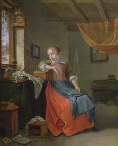 Een zittende vrouw in een interieur die uit het raam kijkt