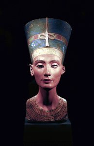 Borstbeeld van Nefertiti (ca. 1370- ca. 1330 v.Chr.) Grote Koninklijke Vrouw (hoofdgemaal) van de Egyptische farao Akhenaten. Nefertiti en haar man waren bekend om een religieuze revolutie. Ze begonnen slechts één god te aanbidden, Aten, de zonneschijf. door Thutmose Thutmose