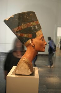 Buste van Nefertiti (ca. 1370- ca. 1330 v.Chr.) Grote Koninklijke Vrouw (hoofdgemaal) van de Egyptische farao Akhenaten. Nefertiti en haar man waren bekend om een religieuze revolutie. Ze begonnen slechts één god te aanbidden, Aten, de zonneschijf. door Thutmose Thutmose