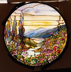 Raam met zonsondergang en bergen, Tiffany Studios, c.1900 door Tiffany Studios