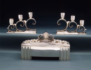 Een Tiffany & Co. expositie middelpunt en twee drie-armige kandelabers, gemaakt voor de Wereldtentoonstelling van 1939, ca.1939