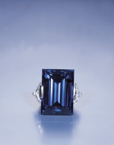 De Rockefeller Saffier (diamanten, saffier & platina)