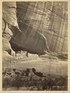 Oude ruïnes in de Cañon de Chelle, N.M. In een nis 50 voet boven de huidige bedding van de Cañon.