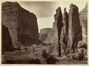 Cañon de Chelle, Muren van de Grand Cañon, ongeveer 1200 voet hoog door Timothy O