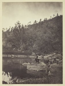 Uitzicht op Apache Lake, Sierra Blanca Range, Arizona, Twee Apache-Verkenners op de voorgrond