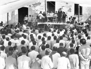 Ontmoeting van de Campesinos: Aan tafel Xavier Guerrero en Julio Antonio Mella, Jalapa, Mexico, 1927 door Tina Modotti