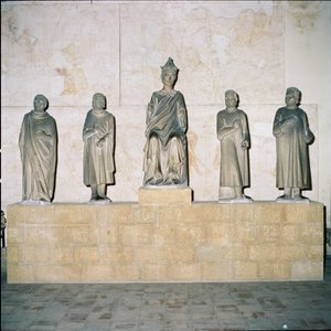 Standbeeld van Hendrik VII, Heilige Roomse Keizer, met zijn Raadgevers