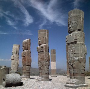 Atlantes op Piramide B in de vorm van Tolteekse krijgers