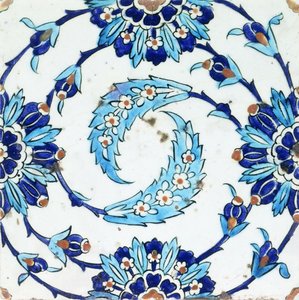 Een Iznik keramische tegel, met een spiraalvormig bloemmotief, begin 17e eeuw door Turkish School