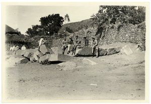 Archeoloog Ugo Monneret de Villard met enkele Italiaanse soldaten zittend op gebroken stele, Axum, Ethiopië, foto door Ugo Monneret de Villard